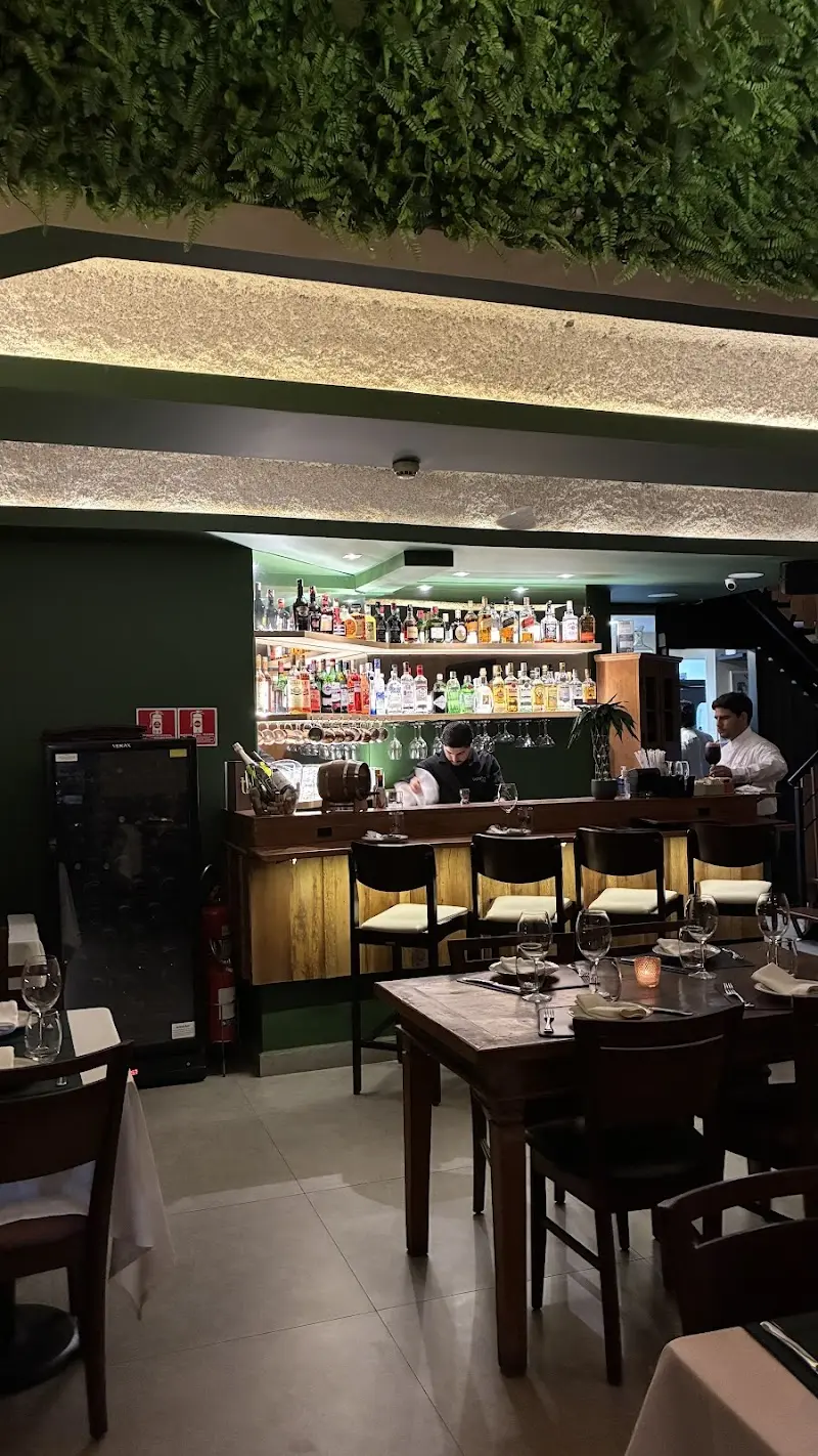 Interior real do Gusto Cucina Itaim na Rua Pais de Araújo, 168