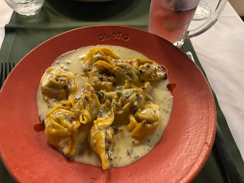 Massa recheada servida no Gusto Cucina Itaim