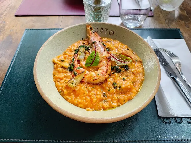 Prato com arroz cremoso e camarões servido no Gusto Cucina Itaim