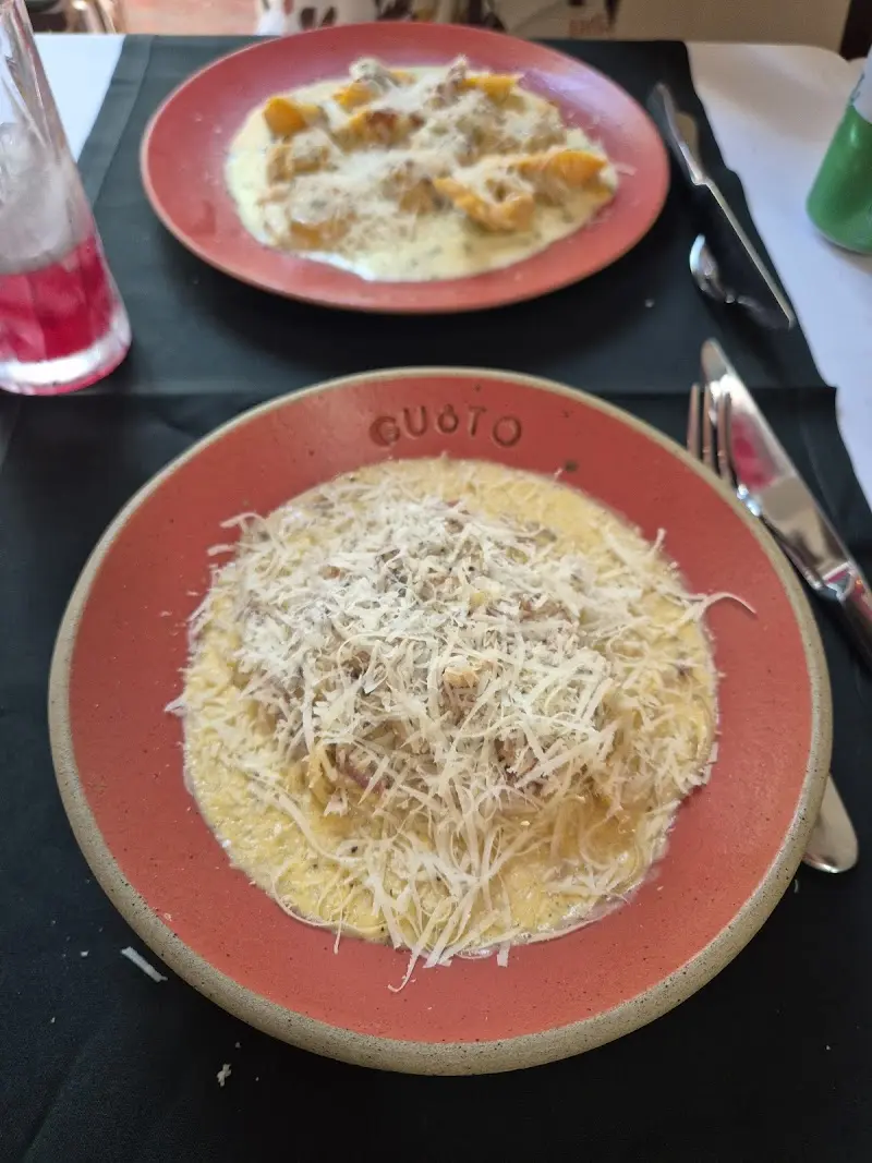 Mesa real com pratos servidos no Gusto Cucina Itaim